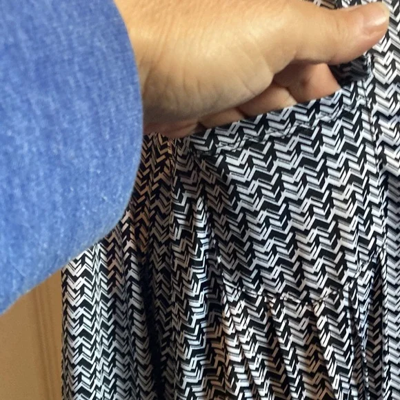 NWT very flattering black/white/gray ladies large blouse - Picture 3 of 10